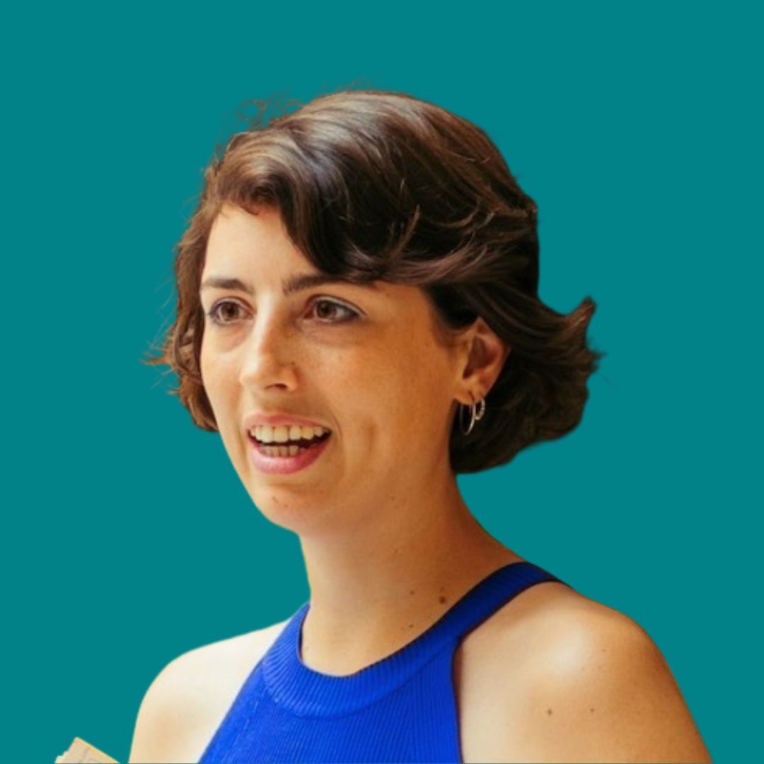 Jennifer Geiser ist von vorne zu sehen, sie schaut links aus dem Bild raus. Sie trägt ein blaues Oberteil.