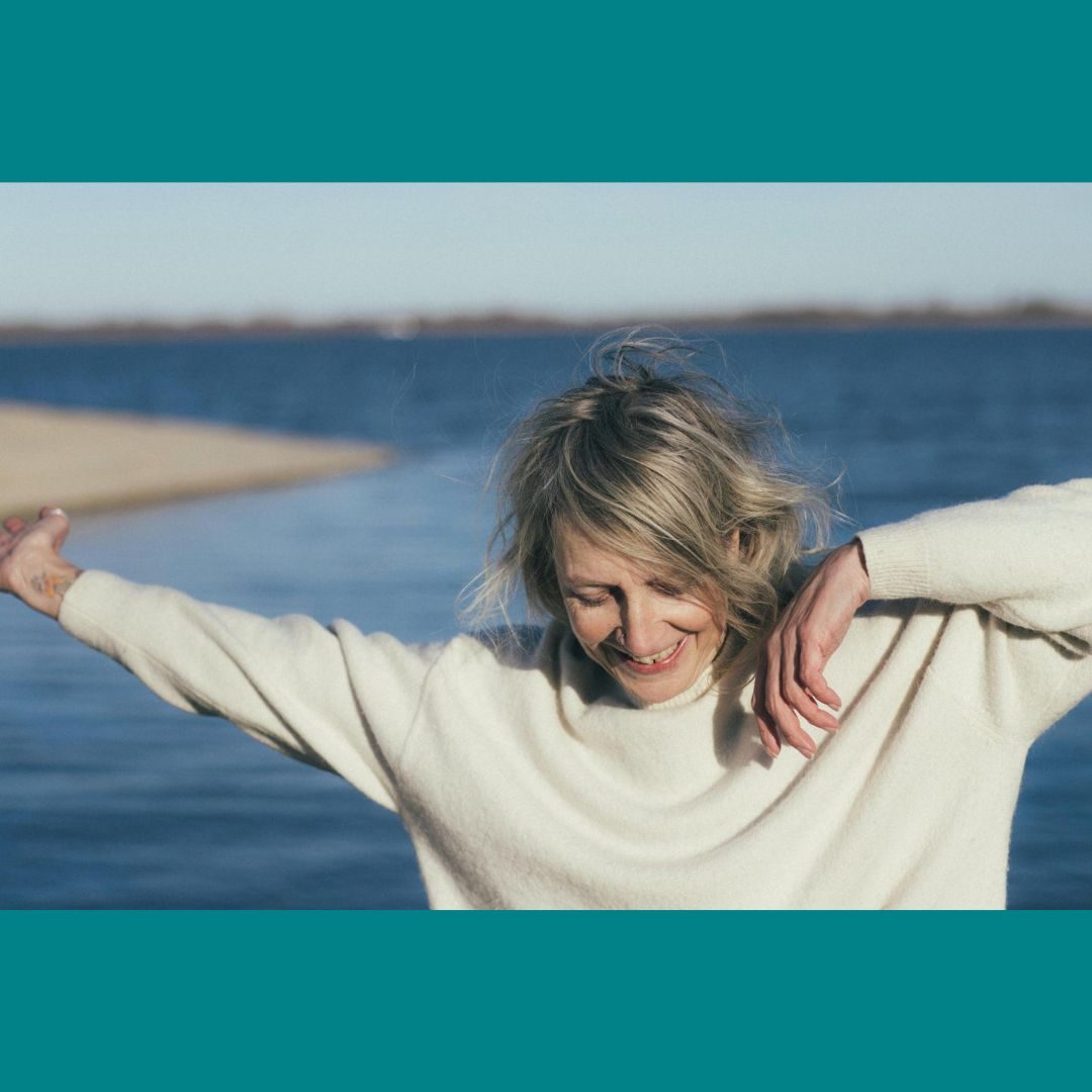 Jennifer Geiser ist von vorne zu sehen, sie schaut links aus dem Bild raus. Sie trägt ein blaues Oberteil.