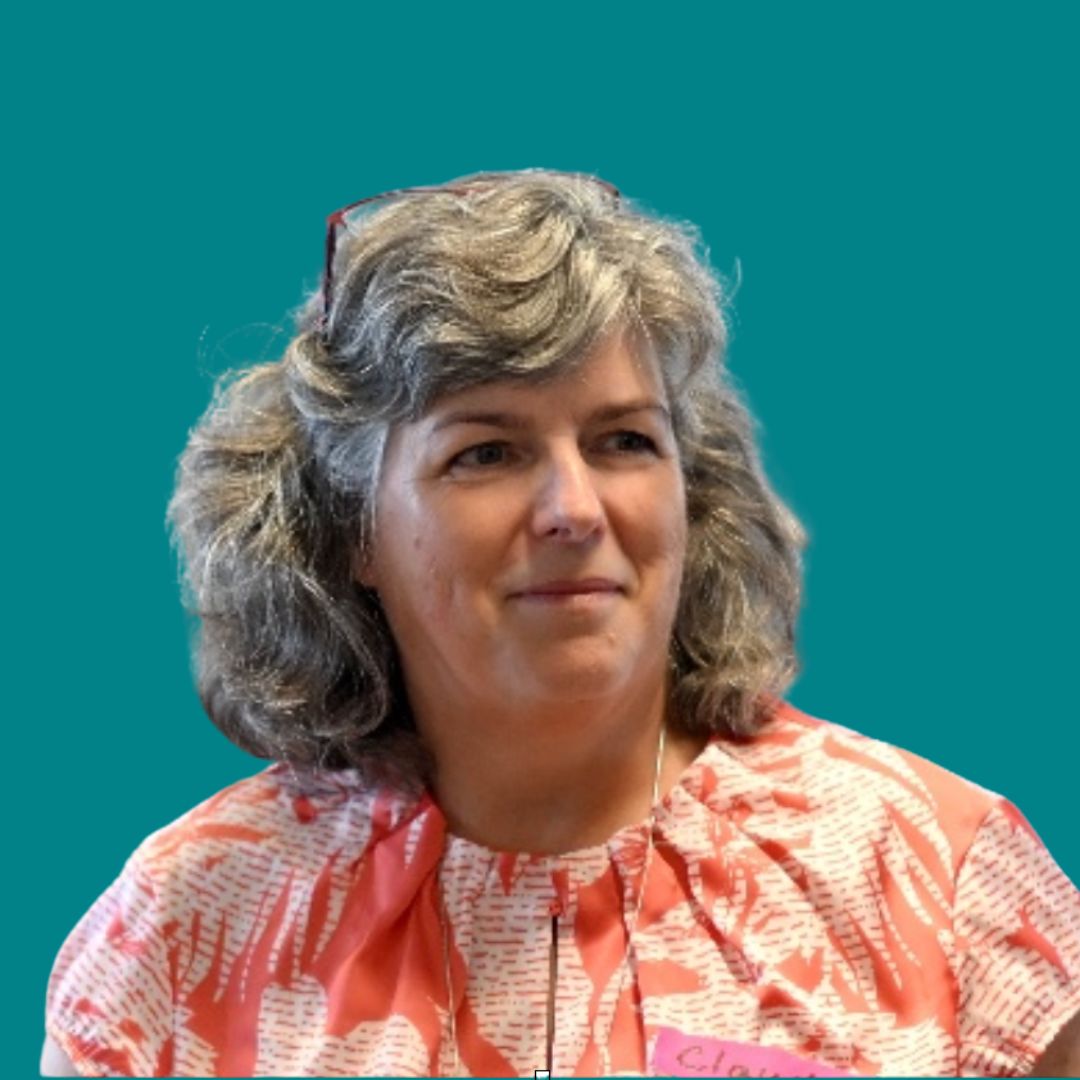 Jennifer Geiser ist von vorne zu sehen, sie schaut links aus dem Bild raus. Sie trägt ein blaues Oberteil.